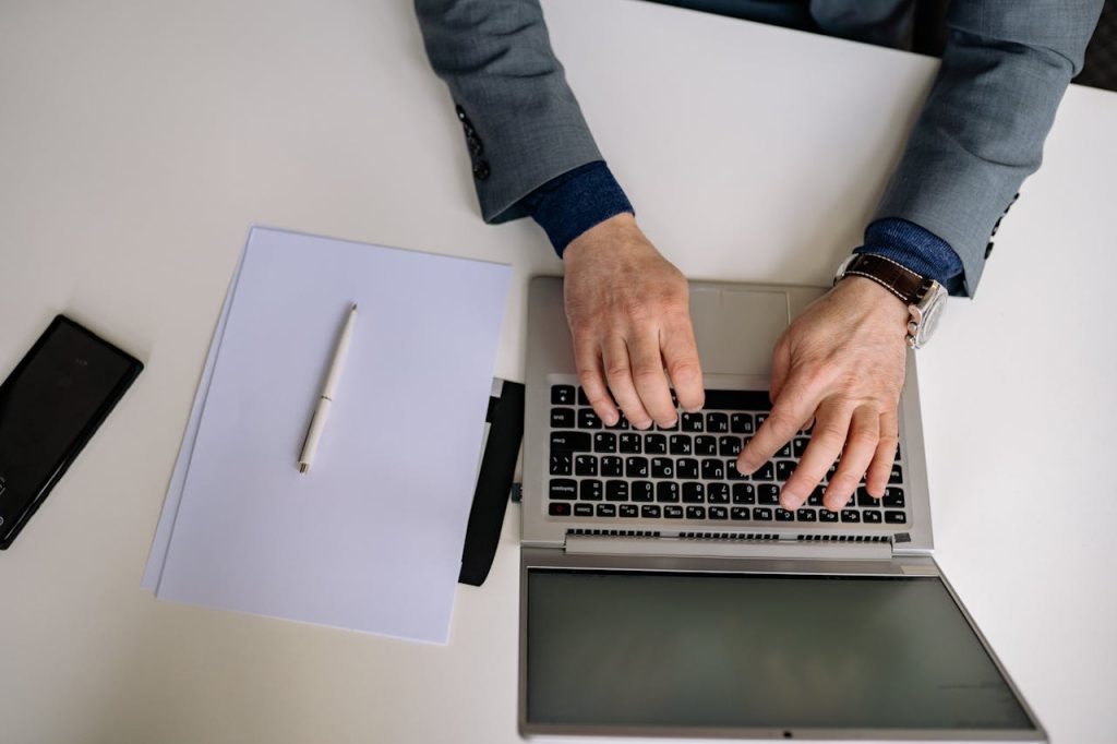 Fractional CFO som kontrollerar en klients bankkonton