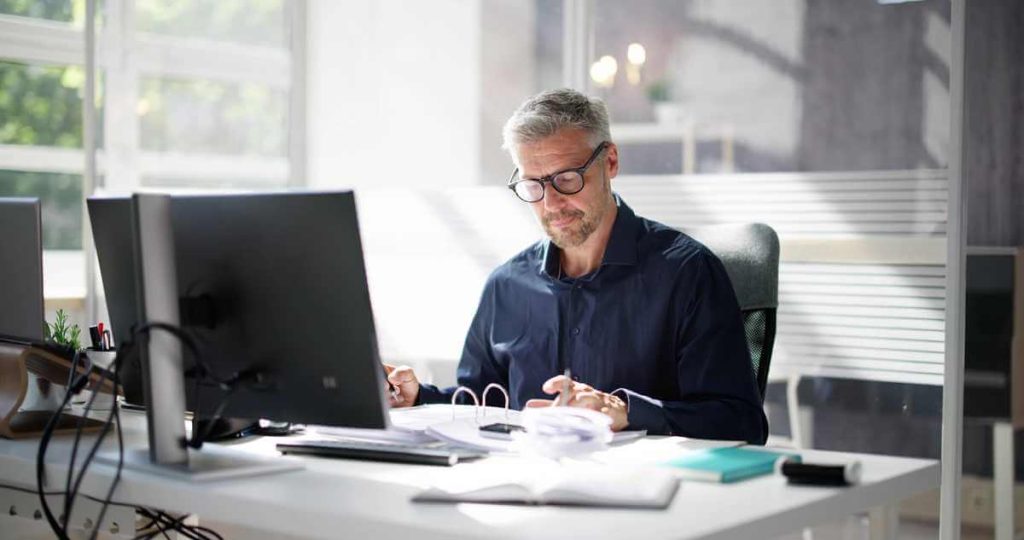 En fractional CFO som arbetar med att förbättra vinsten i ett företag